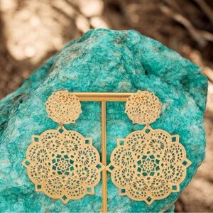 🩵🆕🩵Elegant European Gold Metal Earrings